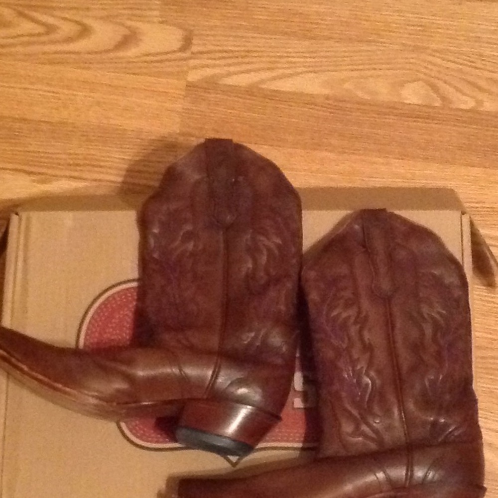 Great condition women's cowboy boots authentic.
